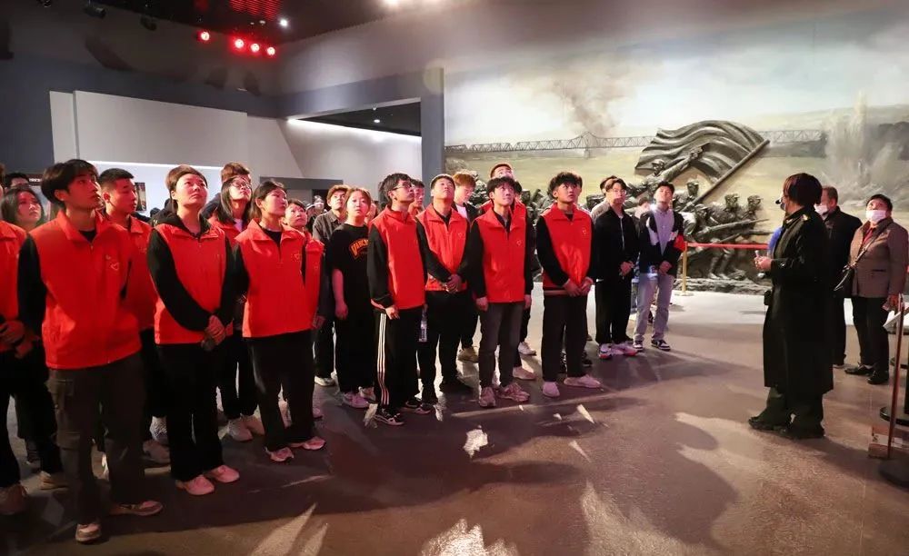 追忆革命历史丰碑 弘扬传承红色精神——我校开展“奋斗的丰碑”青年寻访体验活动 第 4 张