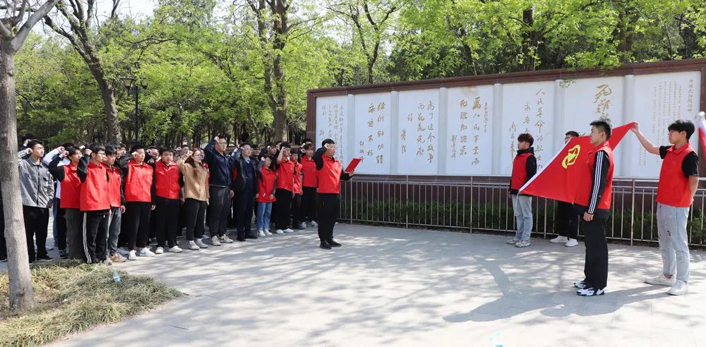 追忆革命历史丰碑 弘扬传承红色精神——我校开展“奋斗的丰碑”青年寻访体验活动 第 3 张