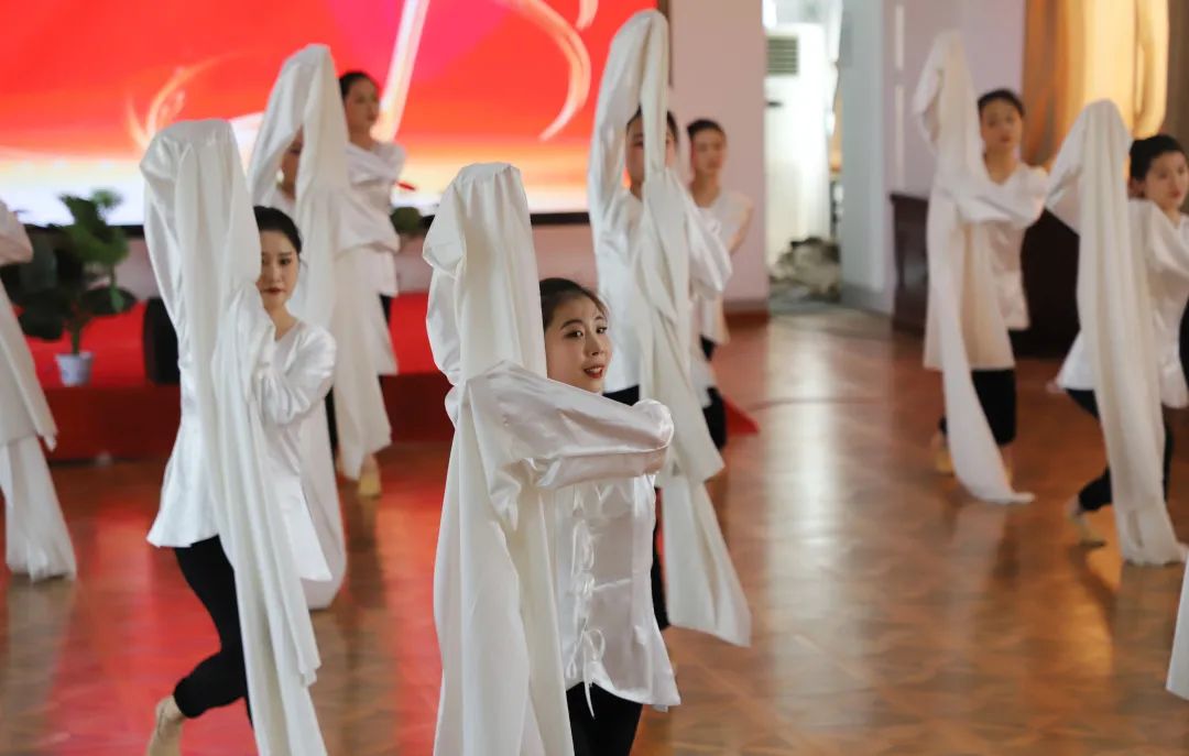 音乐舞蹈学院举办中期教学成果汇演 第 7 张 音乐舞蹈学院举办中期教学成果汇演 第 7 张