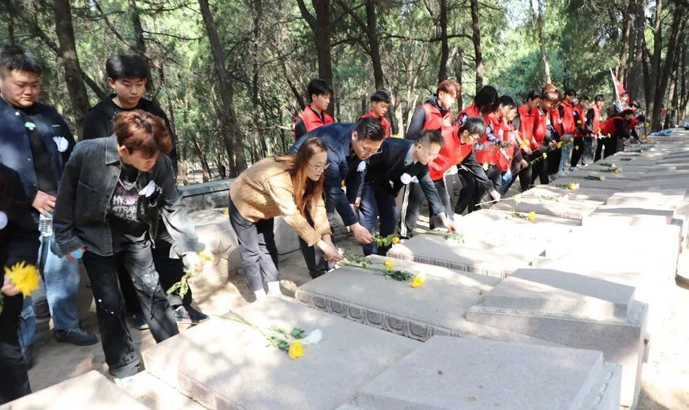 追忆革命历史丰碑 弘扬传承红色精神——我校开展“奋斗的丰碑”青年寻访体验活动 第 5 张