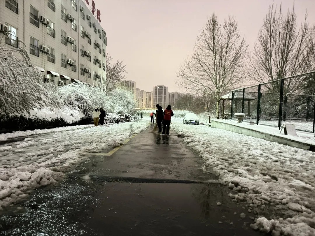 数字传媒学院自发组织志愿扫雪活动 第 5 张