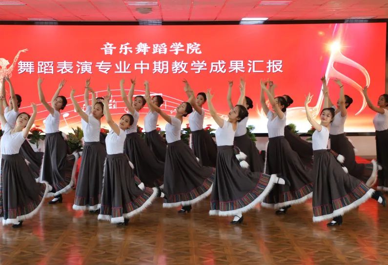 音乐舞蹈学院举办中期教学成果汇演 第 8 张 音乐舞蹈学院举办中期教学成果汇演 第 8 张